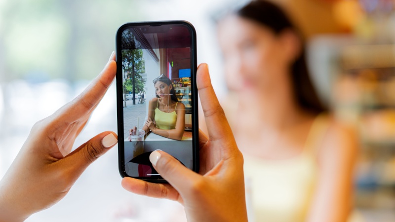 Foto di una ragazza fatta con lo smartphone